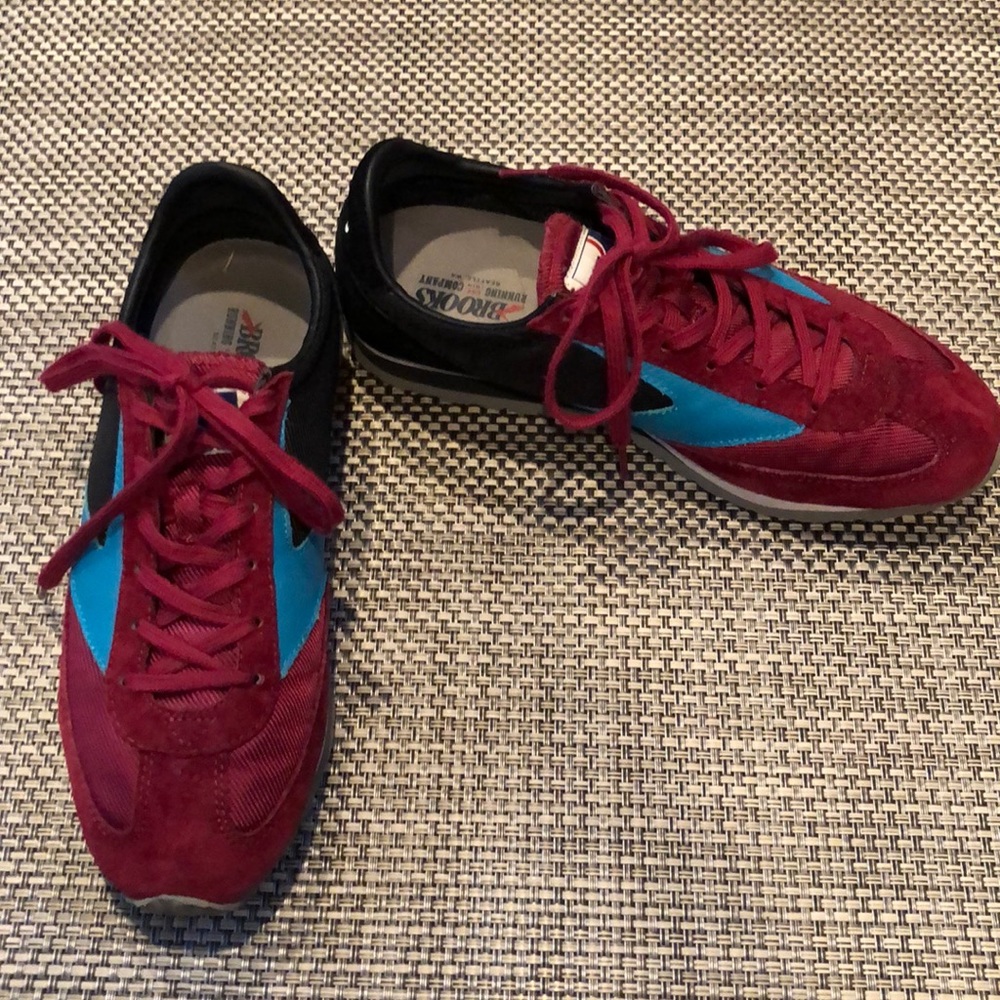 BROOKS Sneakers